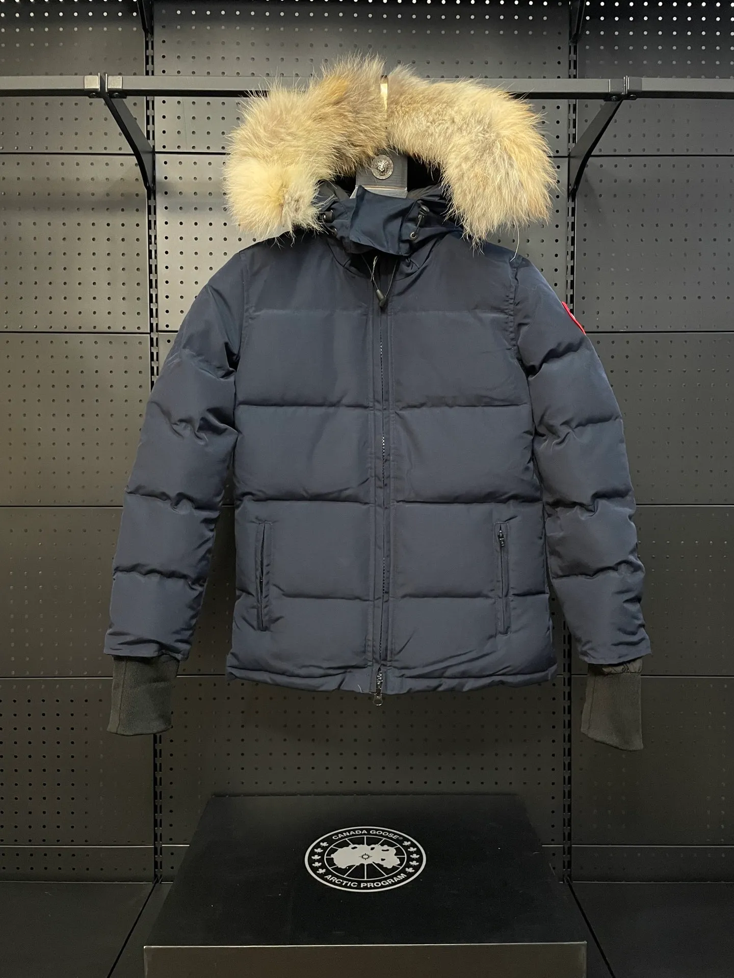 P880 Navy Blue Canadian CANADA GOOES 04 Style/Women's Style. Canada Goose is the Rolls-Royce of down jackets. Both Arctic and Antarctic scientific expedition teams and others choose Canada Goose as their cold-proof equipment.  ➖ Industry-leading anti-counterfeiting chip sensing.  ➖ Imported Behringer embroidery machines and customized embroidery labels, the highest level and industry leading.  ➖ Imported Korean 21-count polyester-cotton blended original fabric, TC85 waterproof coated fabric, water-repellent, windproof and wear-resistant.  ➖ The new national standard 80 white duck down is filled with an average of 520 grams of down. The amount of down filled is industry-leading.  ➖ 100% nylon lining with double double-layer sealing design to prevent velvet running, and seamless thread design on the cuffs!  ➖ Western Canadian Green Wolf Collar.  ➖ Yoshida YKK provides original factory-customized electroplated sliders. YKK two-way lockable zippers are tight and smooth and do not peel off paint.  ➖ 3M composite Velcro is durable and the accessories and hardware are all custom-made. Only for the purest goose, the most dedicated, the most professional, the highest quality, the highest cost performance!    SIZE:XS-XXL